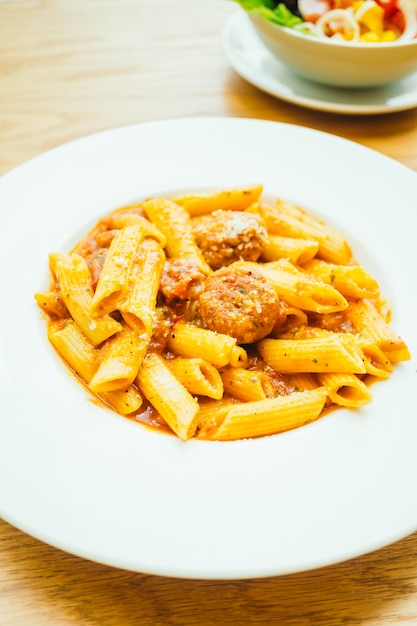 Foto gratuita meatball pasta con salsa