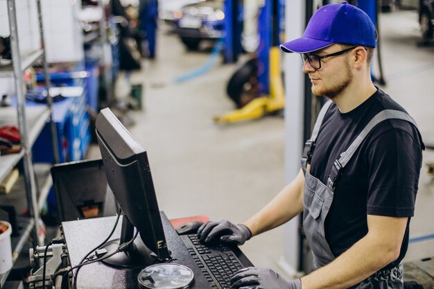 Mecánico de automóviles, servicio de fabricación de automóviles
