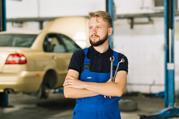 Mecánico de automóviles en el taller