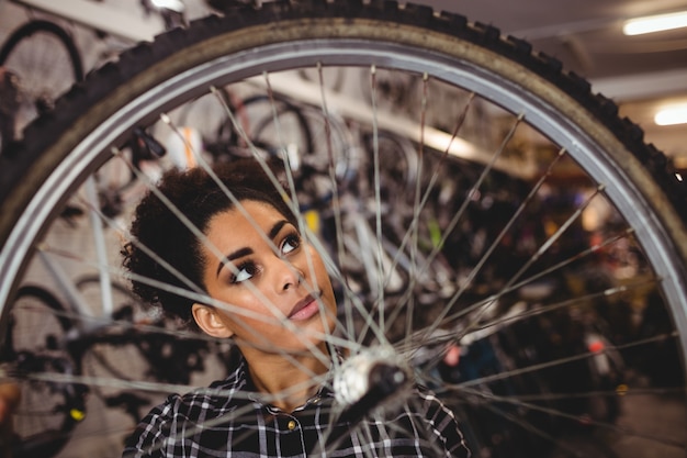 Foto gratuita mecánico examen de una rueda de bicicleta