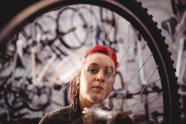 Mecánico examen de una rueda de bicicleta