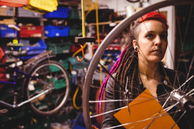 Mecánico examen de una rueda de bicicleta