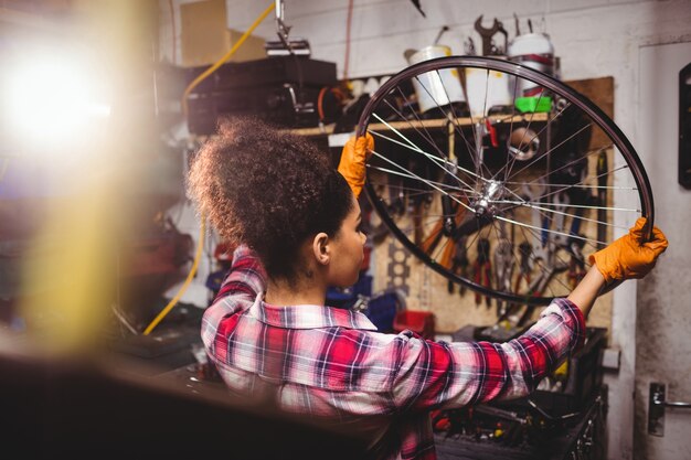 Mecánico examen de una rueda de bicicleta