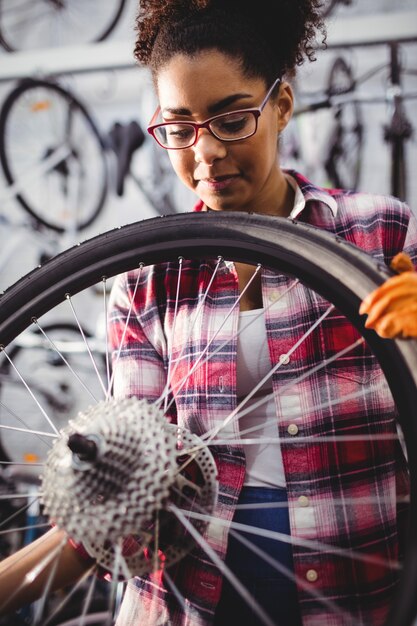 Mecánico examen de una rueda de bicicleta