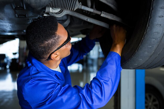 Mecánico examinar un coche