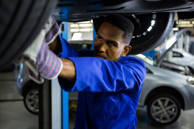 Mecánico de la fijación de un neumático de coche