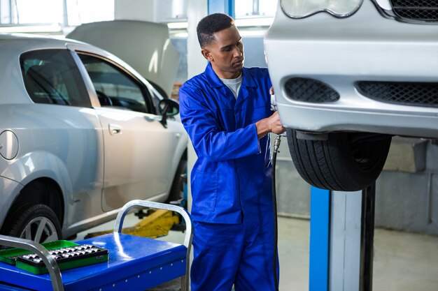 Mecánico de la fijación de un neumático de coche