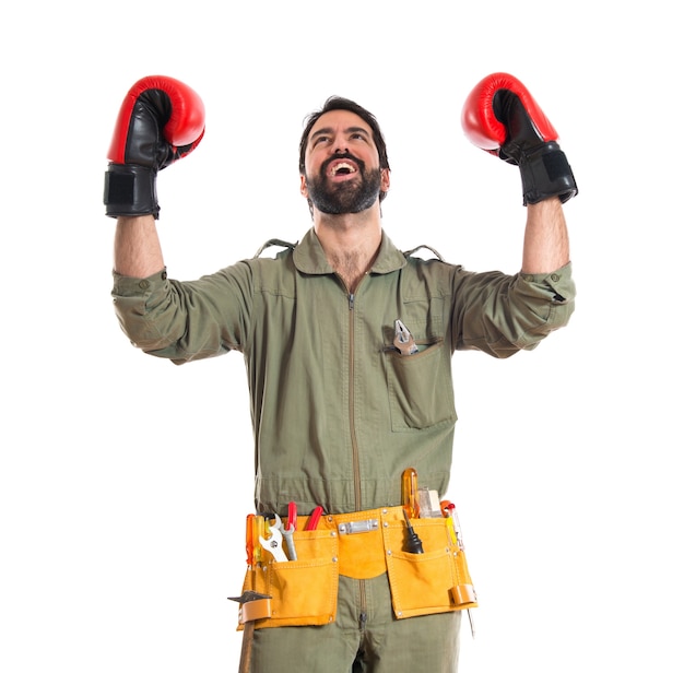 Mecánico con guantes de boxeo