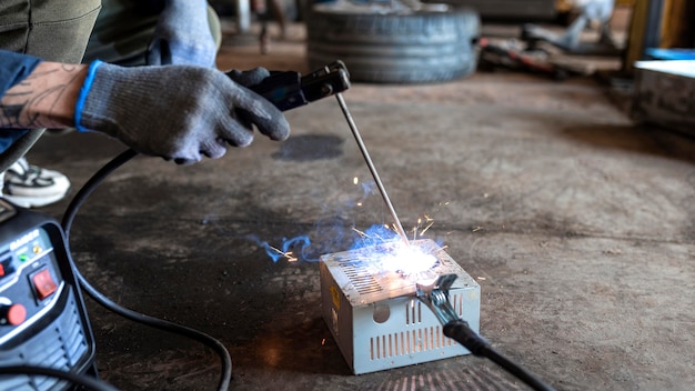 Mecánico masculino que trabaja en su taller