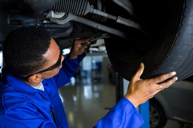 Mecánico neumático de coche examinar