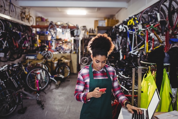 Mecánico que usa el teléfono móvil