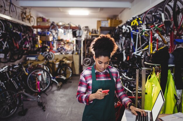 Mecánico que usa el teléfono móvil