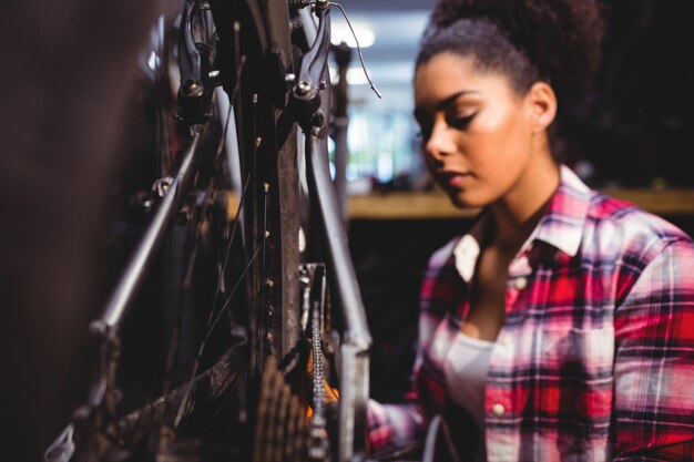 Mecánico de reparación de una bicicleta