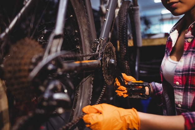 Mecánico de reparación de una bicicleta