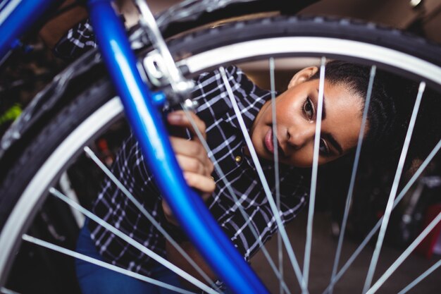 Mecánico de reparación de una bicicleta