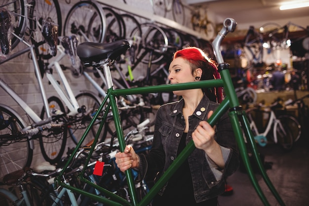 Mecánico de reparación de una bicicleta