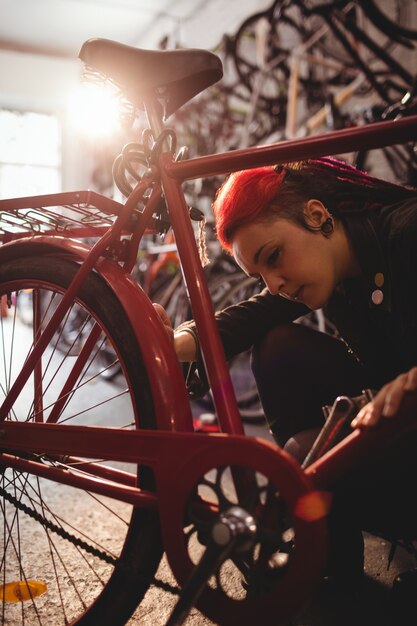 Mecánico de reparación de una bicicleta