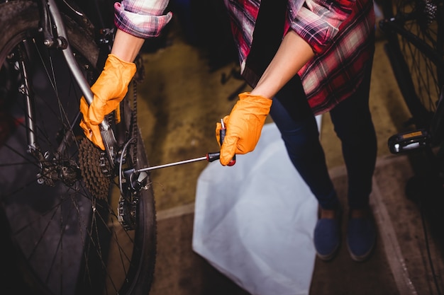 Mecánico de reparación de una bicicleta