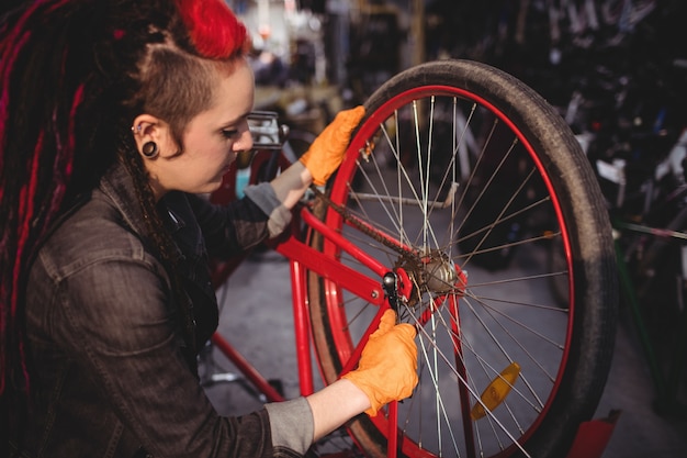 Mecánico de reparación de una bicicleta