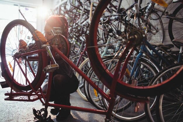 Mecánico de reparación de una bicicleta