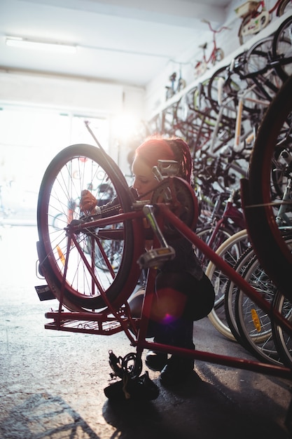 Mecánico de reparación de una bicicleta