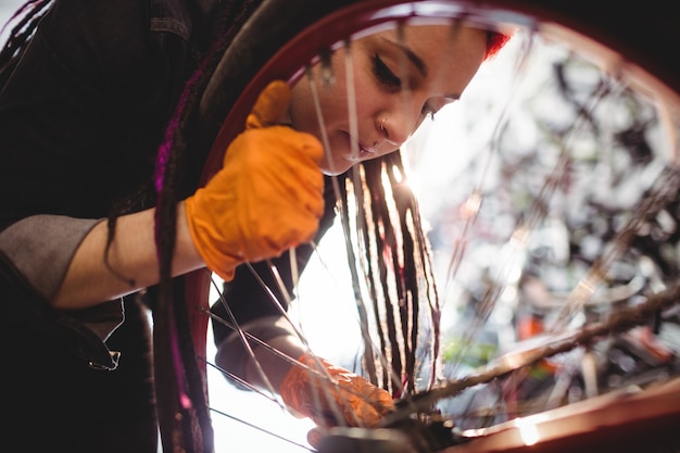 Mecánico de reparación de una bicicleta