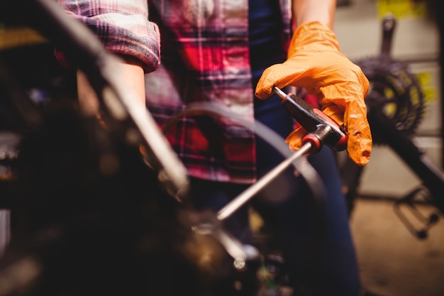 Mecánico de reparación de una bicicleta