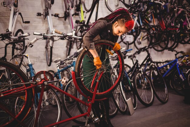 Mecánico de reparación de una bicicleta