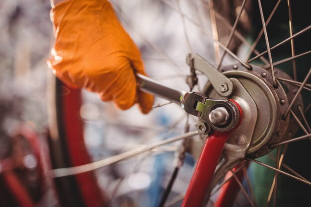 Mecánico de reparación de una bicicleta