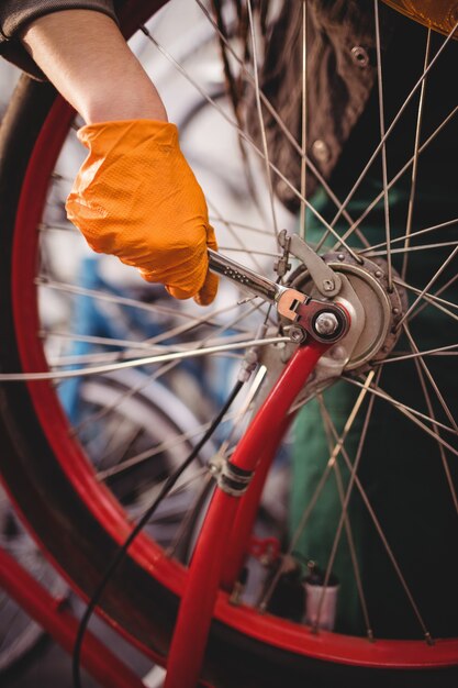 Mecánico de reparación de una bicicleta