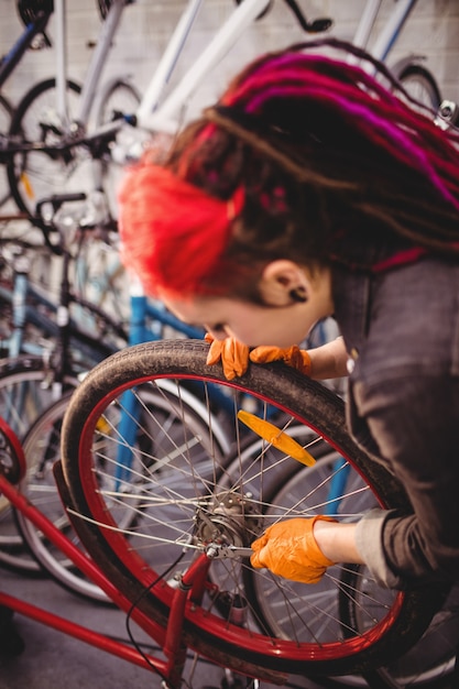 Foto gratuita mecánico de reparación de una bicicleta