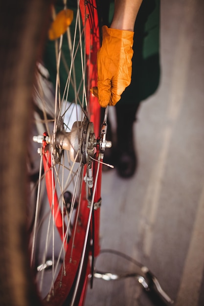 Mecánico de reparación de una bicicleta