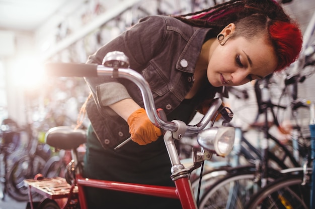 Foto gratuita mecánico de reparación de una bicicleta