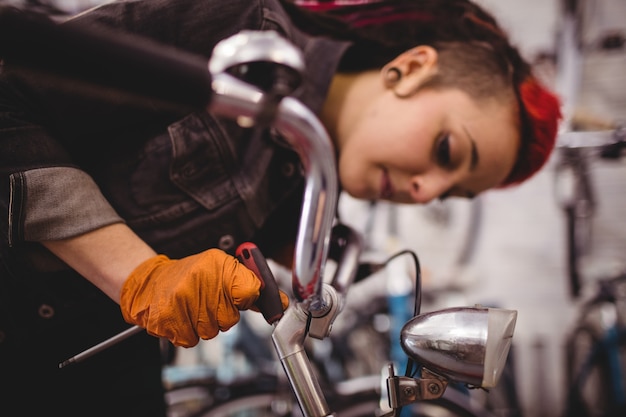 Mecánico de reparación de una bicicleta