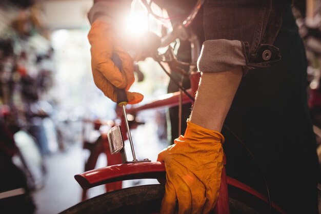 Mecánico de reparación de una bicicleta