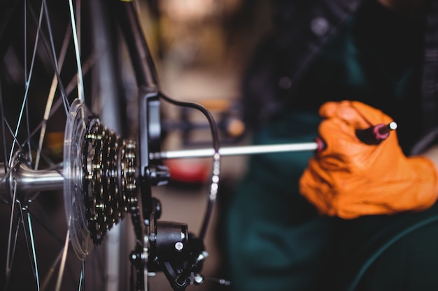 Foto gratuita mecánico de reparación de una bicicleta