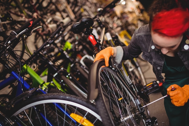 Mecánico de reparación de una bicicleta