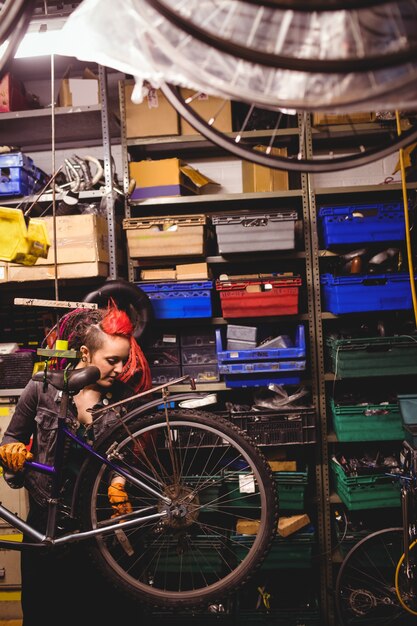 Mecánico de reparación de una bicicleta