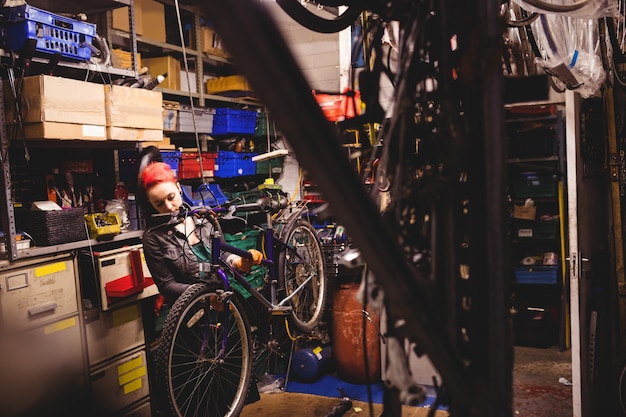 Mecánico de reparación de una bicicleta