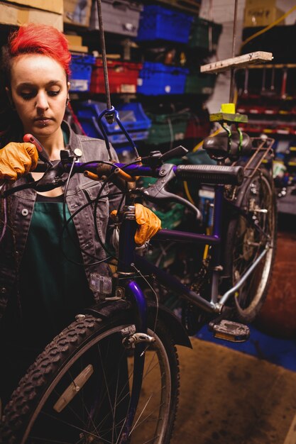 Mecánico de reparación de una bicicleta