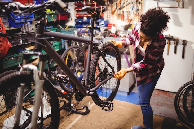 Mecánico de reparación de una bicicleta