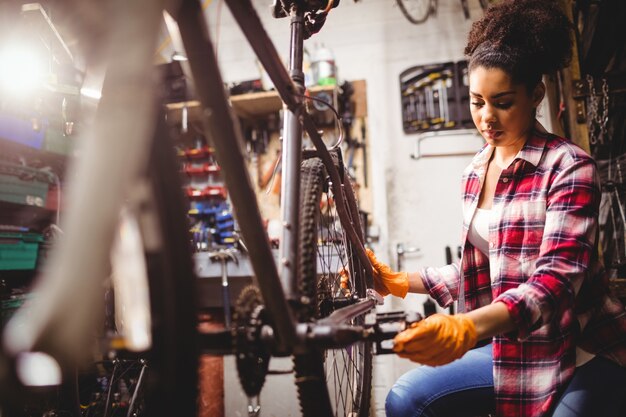 Foto gratuita mecánico de reparación de una bicicleta