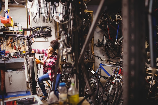 Foto gratuita mecánico de reparación de una bicicleta