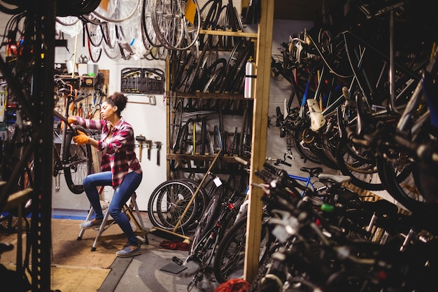 Mecánico de reparación de una bicicleta