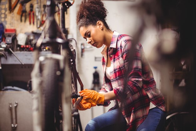 Mecánico de reparación de una bicicleta