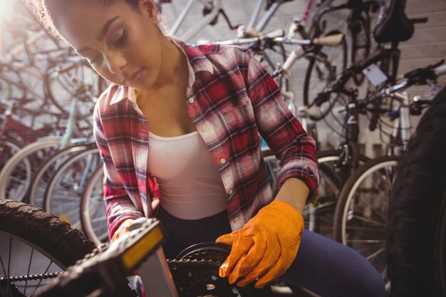 Mecánico de reparación de una bicicleta