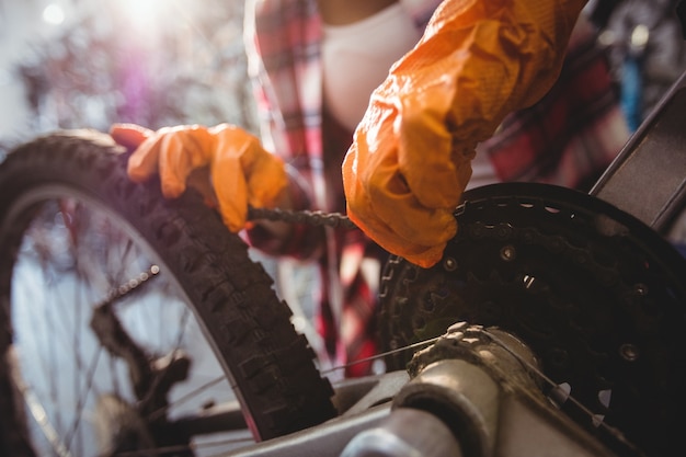 Mecánico de reparación de una bicicleta