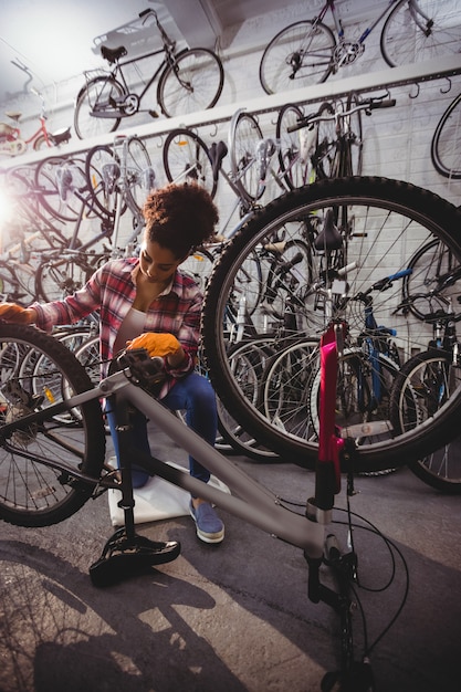 Foto gratuita mecánico de reparación de una bicicleta