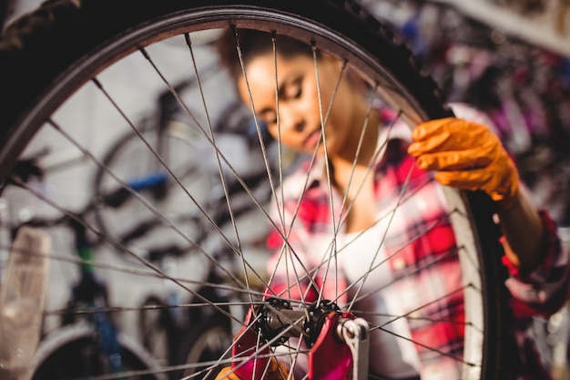 Mecánico de reparación de una bicicleta