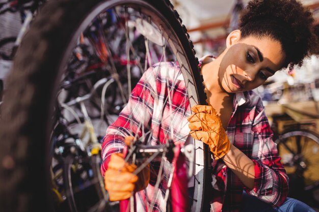 Mecánico de reparación de una bicicleta